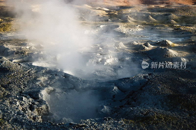 近距离观看地热景点在Sol de Mañana公园在Altiplano，玻利维亚